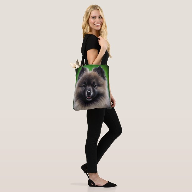 Keeshond Hund i St. Patrick Dress Tygkasse (På modell)