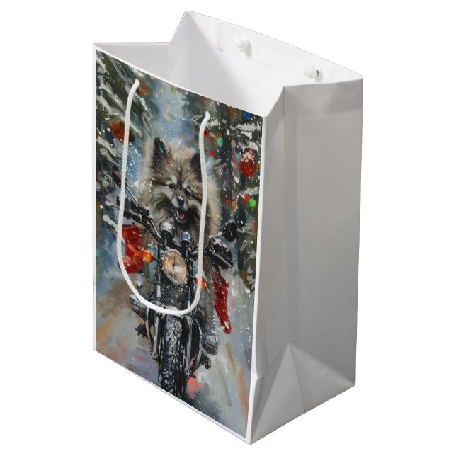 Keeshond Hund Ridande Motorcykel Jul (Framsidan Vinklad)