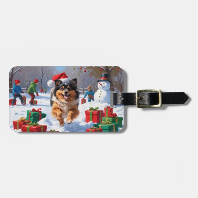 Keeshond-hund springer i snö med julhatt bagagebricka (Horisontell Framsida)