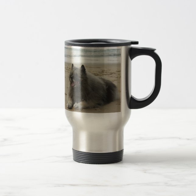 keeshond på strand.png resemugg (Höger)