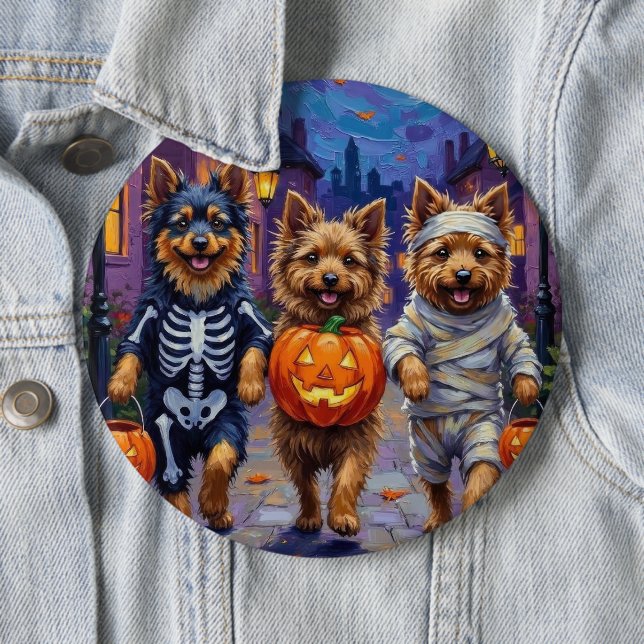 Keeshond som trick-or-treater i halloween-kostymer knapp (In Situ)