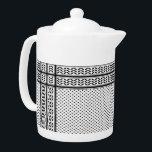 Keffiyeh Symbol för Palestinas motståndsrörelse Mö<br><div class="desc">Snabbt fram till 1960-talet och stiga upp för den palestinska motståndsrörelsen,  det framstående palestinska politikar,  Yassir Arafat,  stärkte ytterligare denna innebörd bakom keffiyeh. Keffiyeh blev Arafats personliga varumärke när han skrapade det över sin höger axel för att likna Palestinas karta före 1948.</div>