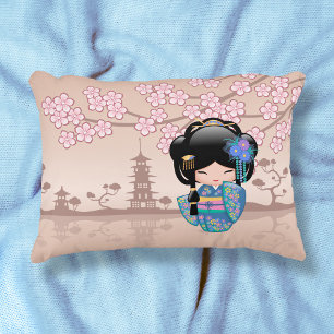 Keiko Kokeshi Docka - Geisha Flicka i Blå Kimono Prydnadskudde