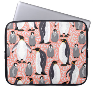 Kejsarpenguiner och deras unge på ett rosa mönster laptop fodral
