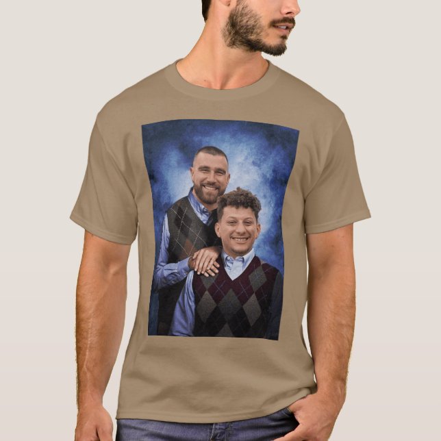 Kelce och Mahomes styvbröder retro T Shirt (Framsida)
