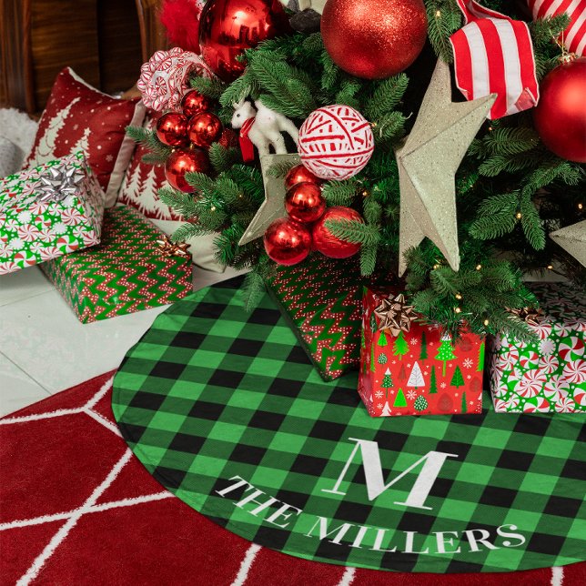 Kelly Green Buffalo-rutig familjemonogram Julgransmatta Borstad Polyester (Kelly Green Buffalo Plaid Family Monogram Brushed Polyester Tree Skirt)