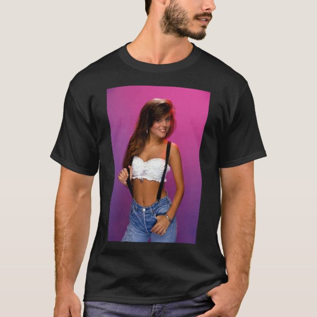KELLY KAPOWSKI T-Shirt (Framsida)