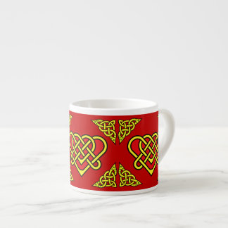 Keltisk/Gadhlig flätad hjärtknut, guld, röd Espressomugg