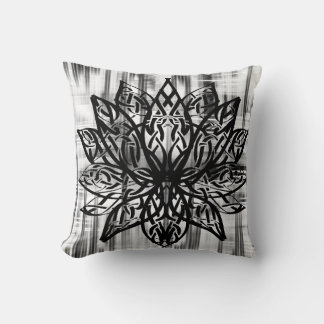 Keltisk Lotus-mandala – minimalistisk svart och vi Kudde