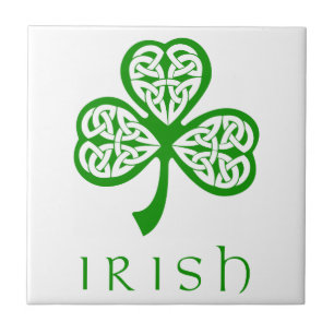 Keltiska Knot Shamrock över irländsk text Kakelplatta