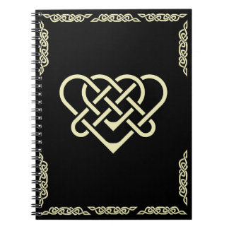 Keltiskt hjärta med keltiskt brakat gräns benvitt anteckningsbok