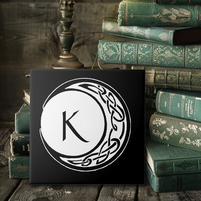 Keltiskt Knutmönster Måne Cirkel Monogram Svart Vi Kakelplatta (Skapare uppladdad)