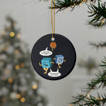 Kemi Periodic Bord Inslag Funny Science Julgransprydnad Keramik<br><div class="desc">Cute och rolig kemi för din träd eller som en gåva till din favoritforskare,  kemilärare eller student. Talet om den här dekorativa prydnaden är... Kolla in det. Det är ett skämt om inslag.  Anpassningsbarnas prydnadsföremål för gäk eller kemilärare med roligt CuNaCl-skämt.</div>