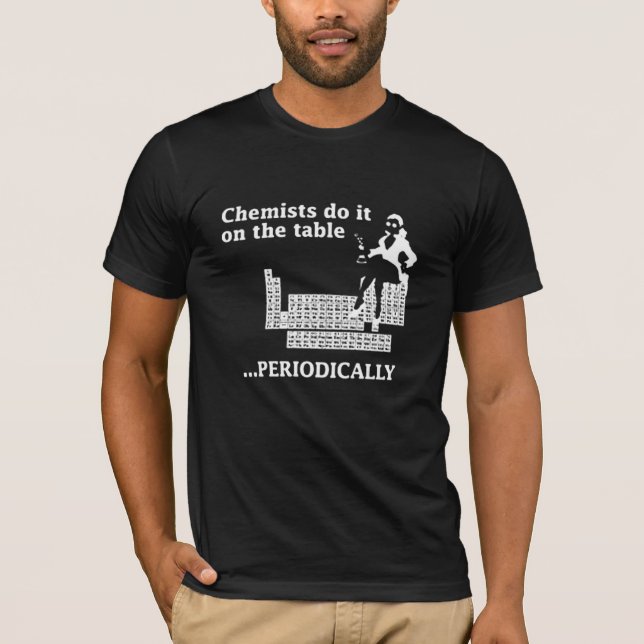 KEMISTEN GÖR DET PÅ BORD PERIODVIS TEE SHIRT (Framsida)