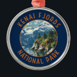 Kenai Fjords nationalpark Retro Distress Circle Julgransprydnad Metall<br><div class="desc">Kenai Fjords vektorteckningsdesign. Parken är en amerikansk nationalpark som bibehåller Harding Icefield,  dess glaciärer som flödar ut,  samt kustfjordar och öar.</div>