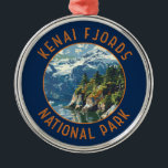 Kenai Fjords nationalpark Retro Distress Circle Julgransprydnad Metall<br><div class="desc">Kenai Fjords vektorteckningsdesign. Parken är en amerikansk nationalpark som bibehåller Harding Icefield,  dess glaciärer som flödar ut,  samt kustfjordar och öar.</div>