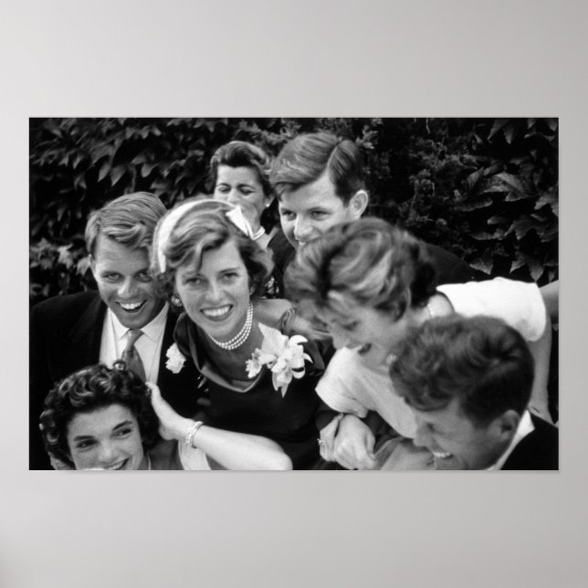 Kennedy Family Embracing i Bröllop Poster (Framsidan)