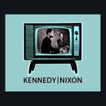 Kennedy Nixon 1960 TV-debatt Poster<br><div class="desc">Presidentdebatten 1960 mellan USA:s senator John F. Kennedy och Vice-president Richard Nixon var första gången som en presidentdebatt sändes i tv i Förenade Stater. Debatten har förvandlats till en retro popkongrafik i Kennedy Nixons debattutkast 1960. En TV-apparat för återsändande är avslutad på debatten. En scen från debatten visar den demokratiska...</div>