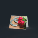 Kentucky Derby röd ros med hästskor på trä Kort<br><div class="desc">Röd ros - officiell blomma av Kentucky Derby med gjutjärnhästskor på wood plankor.</div>