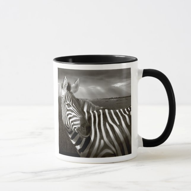 Kenya. Svart & vitt av zebra och slätt. Mugg (Höger)