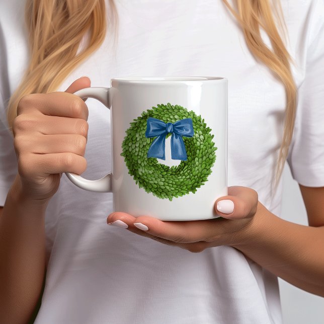 Keramikkrans med blå band  kaffemugg (personalized boxwood wreath with blue bow custom name)