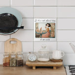 keramisk platta av typen Retro-stil Kakelplatta<br><div class="desc">Retro-stil keramisk bricka med en teälskande kvinna som räddar sitt te,  två katter i närheten,  snöre gardiner och ett charmerande och sassande talesätt för teentusiaster.</div>