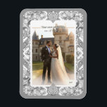 Keramisk snöre Grått Magnet<br><div class="desc">Snöre-utskrift som tillsatts till en keramisk effekt för denna bra mönster med vissa pålägg av pärlor eller kabochoner (ritade). Ett fint, klassligt original stil. Här i ljusa grått, som ge som är romskt stil, finns mönster också i svart, ljusblå och blått från Grekland i andra av mina samlingar >> Klicka...</div>