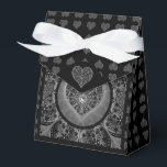 Keramisk spets svart presentaskar<br><div class="desc">Spetsmönster tillagt på en keramisk effekt för detta fina mönster med några inlägg av pärlor eller cabochoner (ritade). En fint tillverkad, klassisk originalstil. Här i svart, som ger en gotisk stil, detta mönster finns också i ljusgrått, ljusblått och Greklandsblått i andra av mina samlingar >> klicka på « LLyne_Fairies »...</div>