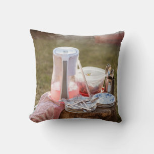 Keramisk tallrikar och pitcher av silver och blå b kudde