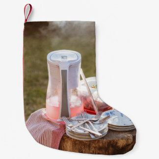 Keramisk tallrikar och pitcher av silver och blå b liten julstrumpa