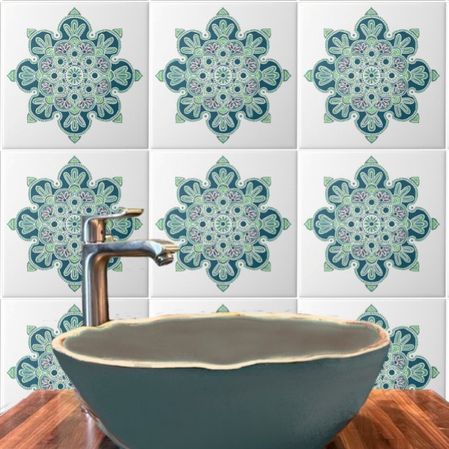 Keramiska plattmedallion med lätta gröntar och tea kakelplatta (Green medallion tile  in bathroom.)