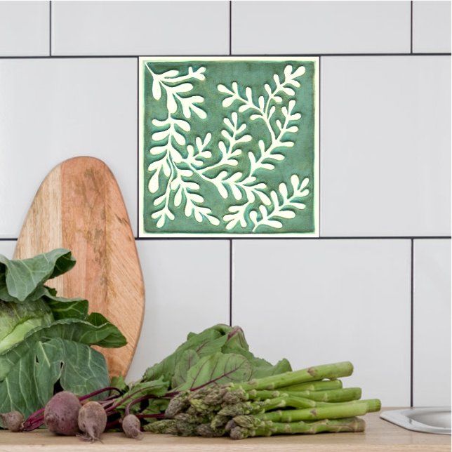 Keramiska plattor av grönt och vitt löv kakelplatta (Green and white tile on a kitchen backsplash.)