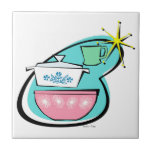 Keramiska plattor för atomprogram kakelplatta<br><div class="desc">Den här Atomkookware Design Ceramic Tile kommer att få dig att säga: "Wow, vad en fantastisk trift butiker gör!". En jadeitrestaurang-kaffet mugg, en ikonisk kasserolask med kornblomblått blommigt och en fantastisk blandskål av flamingo rosa gör den till den idealiska designen för vintagar, sparaffär och verkstadshandel, eller bara moderna entusiaster i...</div>