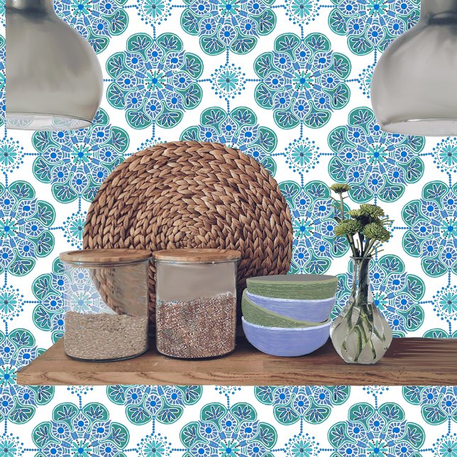 Keramiska plattor med blått och grönt mönster kakelplatta (Blue and green medallion tile shown on a kitchen backsplash.)