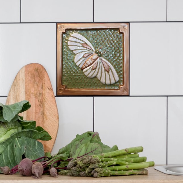 Keramiska plattor - Moth, grönt och koppar Kakelplatta (Single Moth tile shown with white field tiles.)
