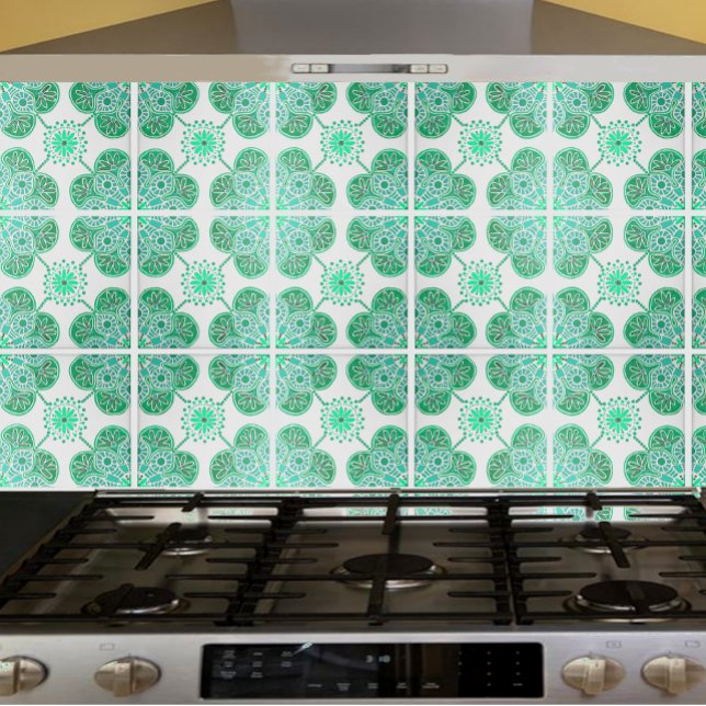 Keramiskt plattor med upprepad grönt kakelplatta (Green and white repeating pattern tile shown on a kitchen backsplash.)