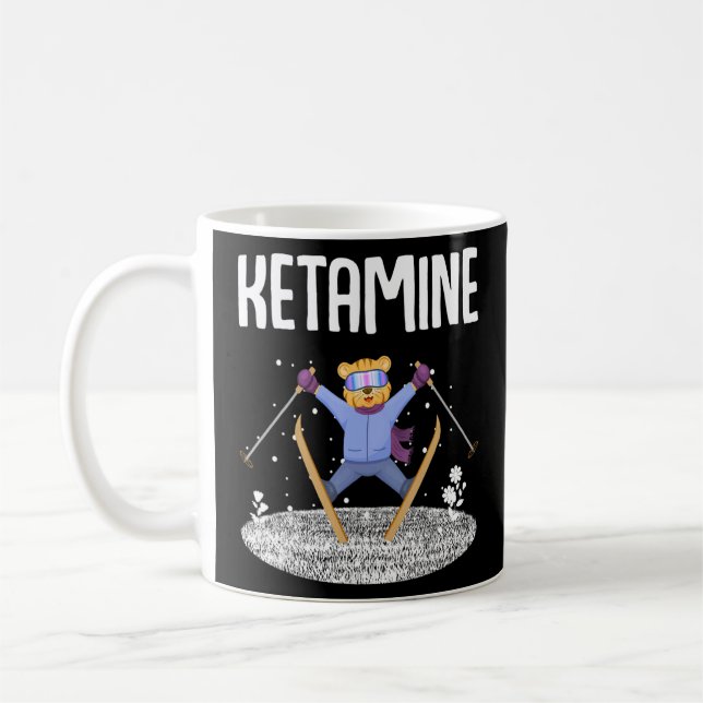 Ketamin Skiing Jumping Bear White Kaffemugg (Vänster)