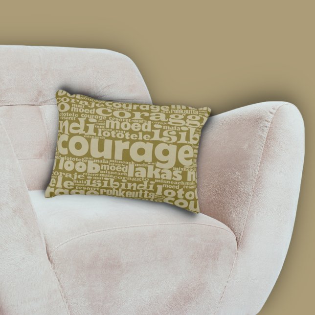 Khaki-Grönt flerspråkig kurstypografi Prydnadskudde (Khaki-Green Multilingual Courage Typography Accent Pillow, Living Room)