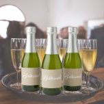 Khaki Stylized Script Bröllop Bridesmaid<br><div class="desc">Självhäftande etiketter för bröllop minismousserande vin flaskor som har ett trendig khaki färg tillsammans med "Bridesmaid" tryckt i vitt,  stiliserat skript. En underbar idé när du lägger ut dina brudtärnor och planerar för en bachelorette-fest!</div>
