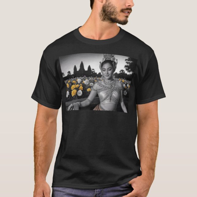 Khmer Mona Lisa At Angkor Wat T Shirt (Framsida)
