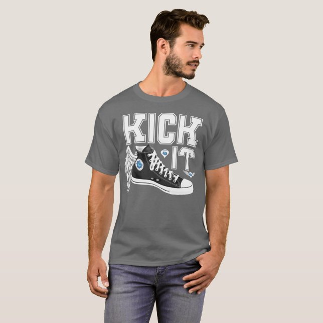 Kick it Sneaker Class Typography T-Shirt (Hel framsida)