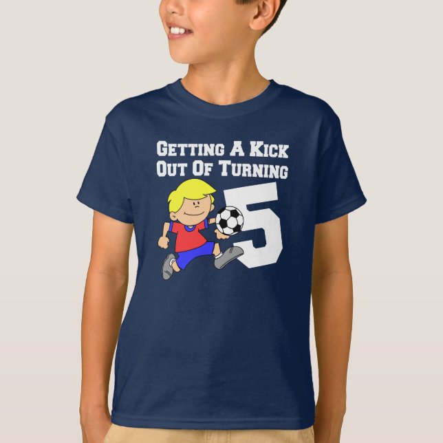 Kick out Turning 5 Boy Soccer Player T Shirt (Framsida)