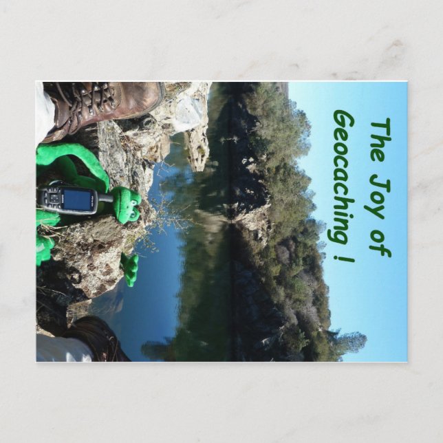 Kicka tillbaka på en bergig trail vid en flod vykort (Framsida)