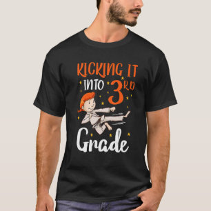 Kickar det tredje Klass Tae Kwon Do Girl tillbaka T Shirt