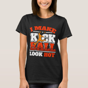 Kickball Player tittar på Hetten Kick Boll Squad T Shirt