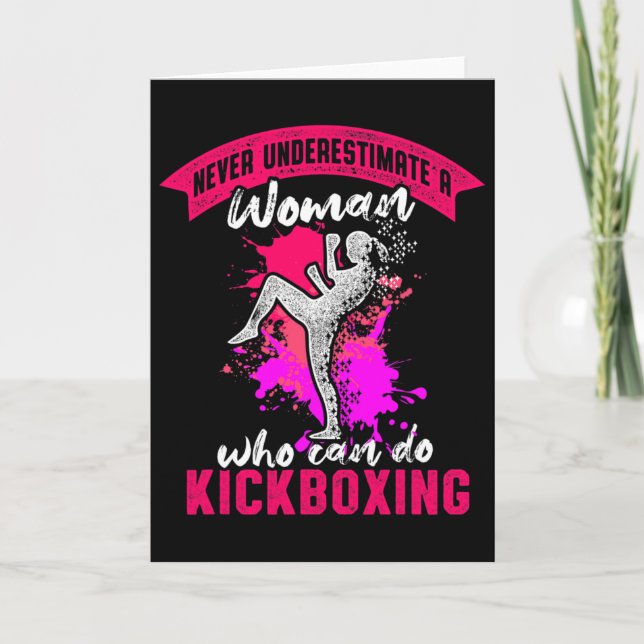 Kickboxande kvinna kickboxningsträning  kort (Framsida)