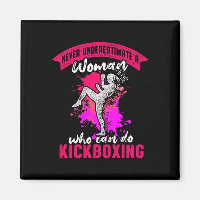 Kickboxande kvinna kickboxningsträning  magnet (Framsidan)