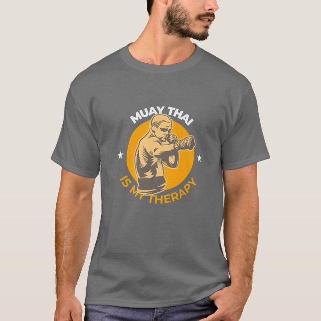Kickboxning / Boxing: MUY Thai är min terapi T Shirt (Framsida)