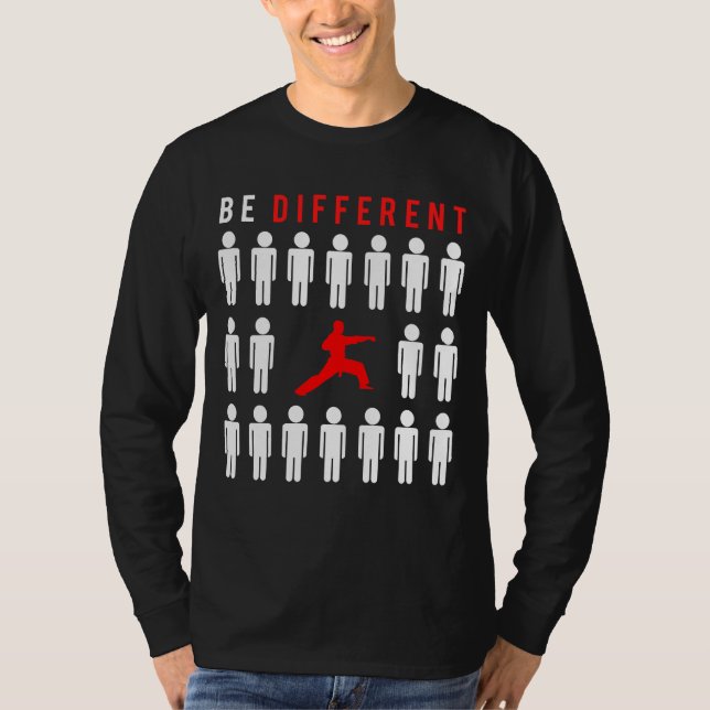 Kickin Chuckles: Karate - be annorlunda än andra T Shirt (Framsida)