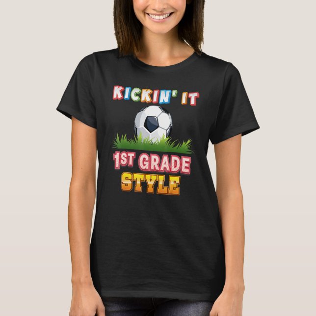 Kickin it 1:a Klass Stil Soocer Player First Kid T Shirt (Framsida)